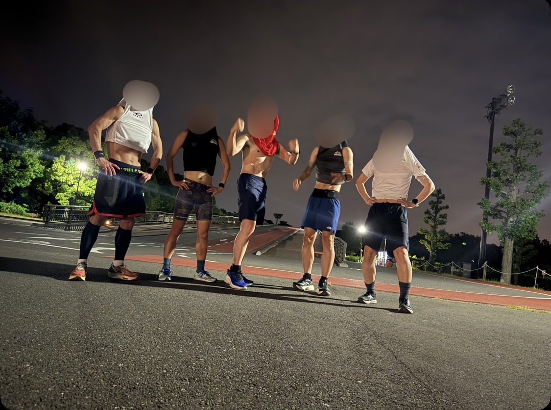 roppunn's tweet photo. 5/20(水)はAVENGERSの本拠地にお邪魔して、リアル #ライブラン ドロップセットインターバル💨

昨日は5/23(土) AVENGERSで🍻🍻

最近慢性的に元気がないので、明るくて活力のあるメンバーから励まして貰っています🙇‍♂️

ところで他のメンバー黒装束なのに、
自分だけブルーって😅
#ランニング https://t.co/qBFyQqSRlv