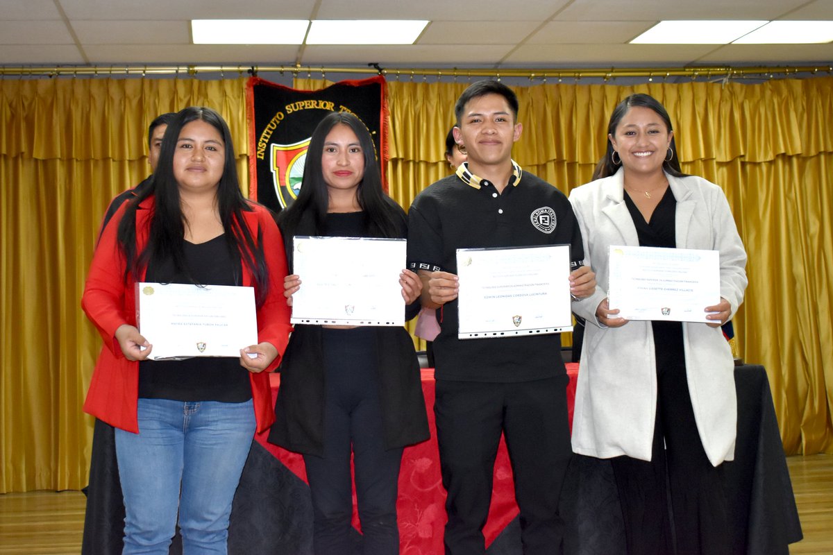 IstbolivarS's tweet photo. 🎓 Instituto Bolívar fortalece vínculos con sus graduados 

Con éxito se llevó a cabo el Encuentro a Graduados, un espacio orientado a reconocer, reencontrar y consolidar los lazos con quienes representan el impacto académico y social de la institución 🤝 https://t.co/dorLUUSAt8