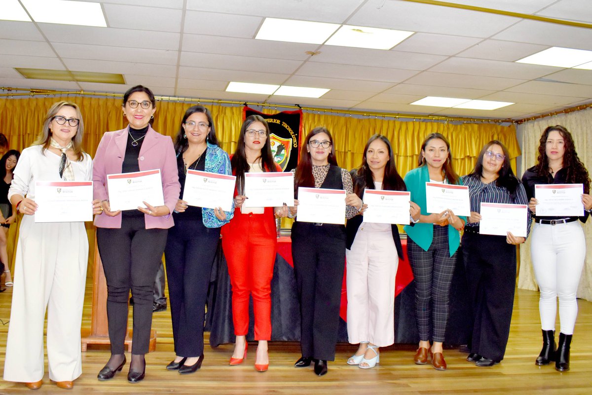 IstbolivarS's tweet photo. 🎓 Instituto Bolívar fortalece vínculos con sus graduados 

Con éxito se llevó a cabo el Encuentro a Graduados, un espacio orientado a reconocer, reencontrar y consolidar los lazos con quienes representan el impacto académico y social de la institución 🤝 https://t.co/dorLUUSAt8