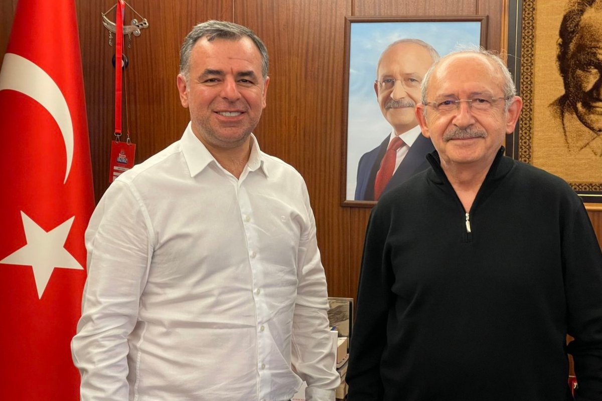 solhaberportalY's tweet photo. Kılıçdaroğlu'na yakınlığıyla bilinen eski CHP Milletvekili Yarkadaş'tan iddia

🗣️"CHP Genel Başkanı Kemal Kılıçdaroğlu’nun saat 17.30 sularında Genel Merkez'e gelmesi ve medyaya seslenmesi bekleniyor."

https://t.co/HsnUPJNhHd https://t.co/Rdp4Tnc0RP