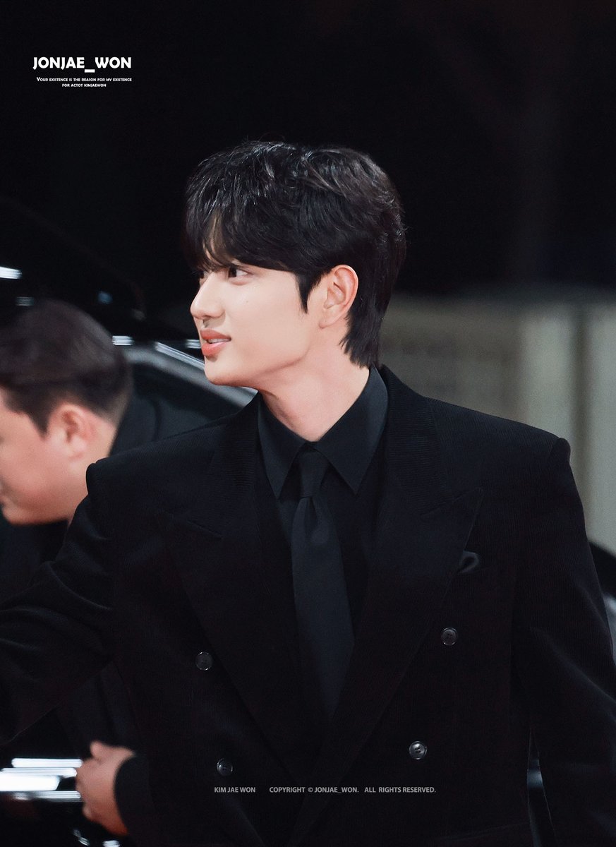 존재 tweet media