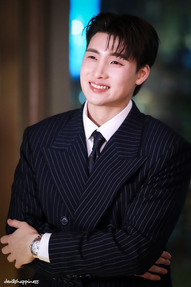 devilshappiness's tweet photo. กำลังทำงาน &amp; หลังทำงาน
@m34nismind

#MeanPhiravich 
#OrientStar https://t.co/BZGffLAk8A
