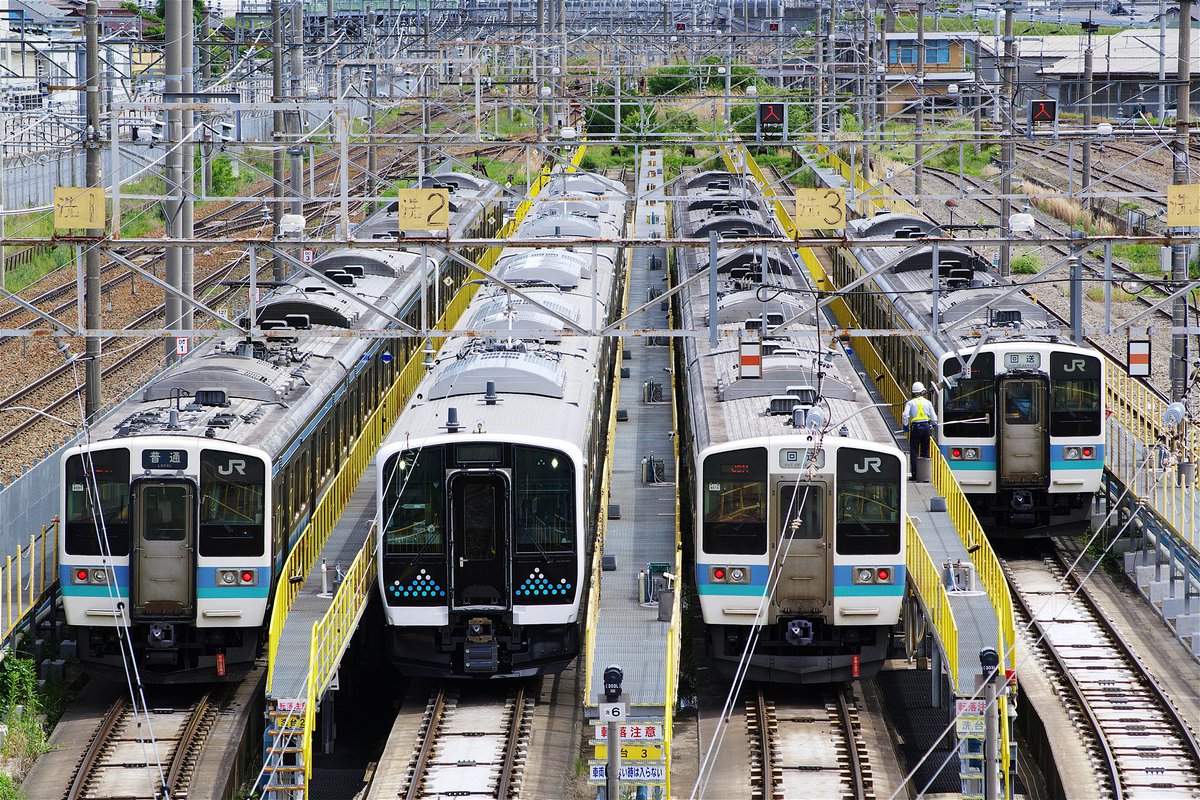 ta_zze123g's tweet photo. 今日の信越本線。
タイミングよく新車のE131が洗浄線にいたので長野色3世代勢ぞろい。 https://t.co/JopjPvH0UA