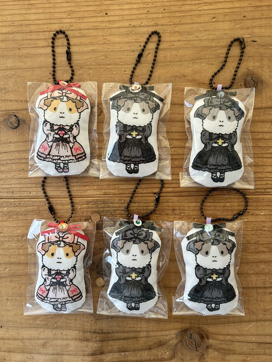 goma_withme's tweet photo. 🖤ゴスモルちゃん🖤

イベントが終了しましたので、ふかふかチャームとぬいを通販します☺️

🖤チャーム…8cm×4cm
　白ロリ　3体　900円
　黒ロリ　6体　900円

🖤ゴスぬい…24cm×14cm
　白ロリ／黒ロリ　各1体　3,200円
　ステッカー付き

よかったらDMくださいね😍

#モルモット
#ゴスモル https://t.co/sGOmhIFXAh