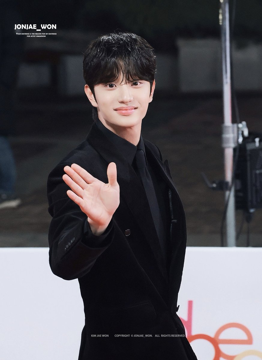 존재 tweet media