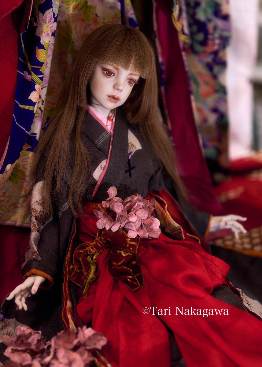 kostnice's tweet photo. もう一人、緋色系のお人形
「天竺牡丹（てんじくぼたん）」

この子も先の個展でおうちが決まりました。ありがとうございました✨ https://t.co/hh2npmfY9j