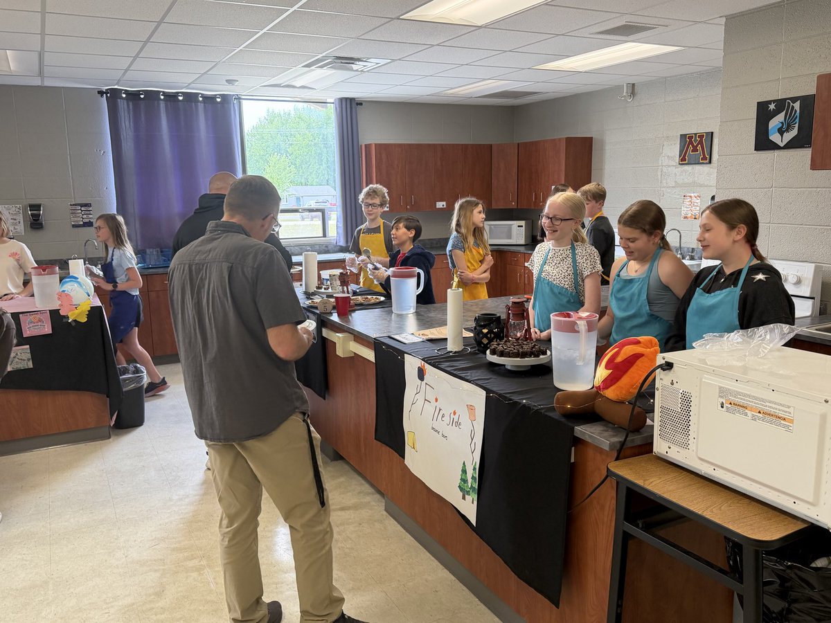 BizMathGuy's tweet photo. 🚚 Business Math 6 launched their Food Truck Challenge! Creativity and business skills, trucks were evaluated on marketing, design, and of course… taste! 
Eye-catching branding &amp; menu items, students showed off teamwork, innovation, and entrepreneurial spirit. @ByronMSBears https://t.co/CJAf260Yqz