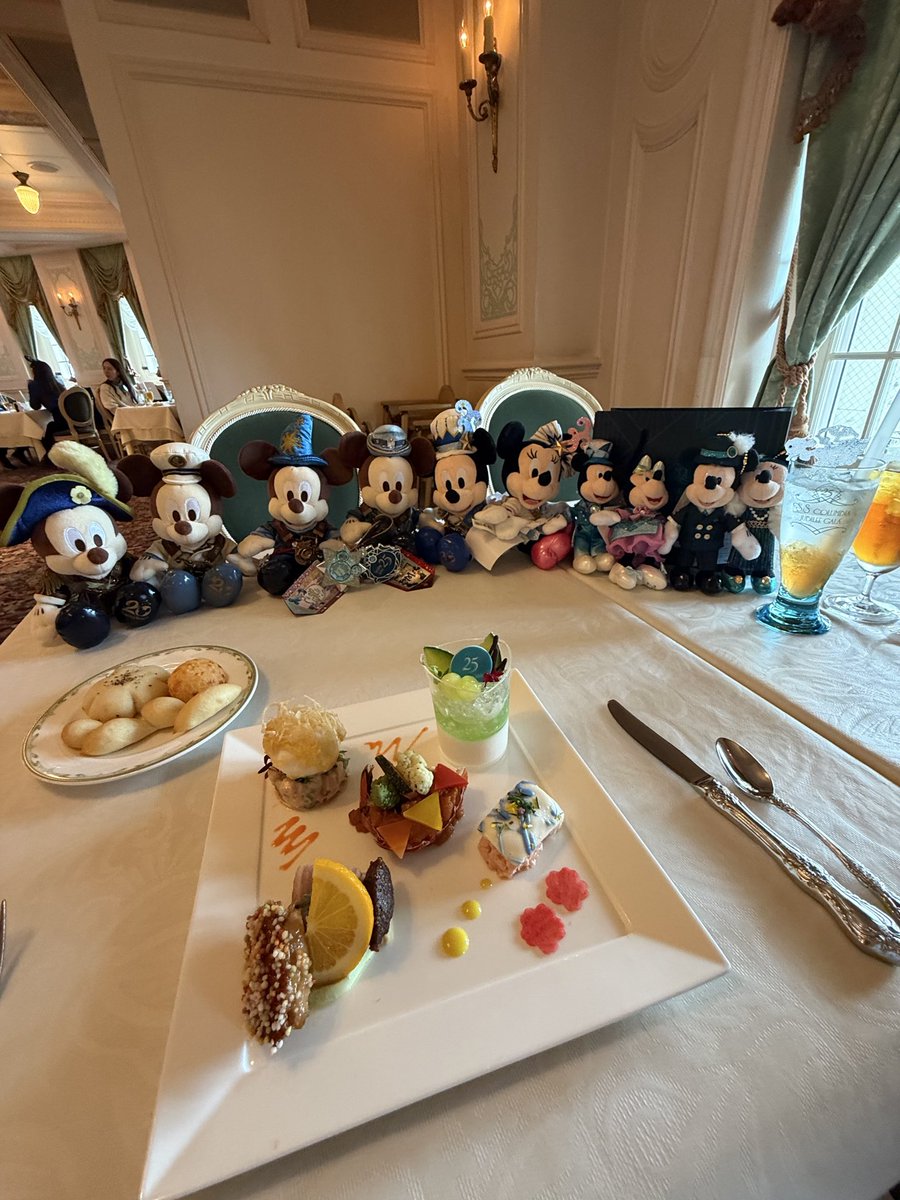 chopperhappy777's tweet photo. 東京ディズニーシー25周年、ジュビリーガラ。
生演奏に包まれながらの食事は優雅な時間。ミキミニと眺めたサンセットの景色まで特別すぎて、心から癒された。
でも、まだまだ時間が足りない。もっと過ごしたい、もっと楽しみたいと思える最高のひととき

#TDS 
#JubileeGala
#25周年 https://t.co/jODr7399ig