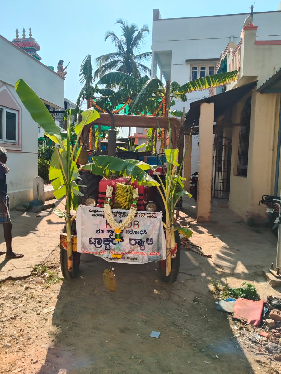 prabhadn's tweet photo. “Tractors are ready to move towards the district collector’s office to demand withdrawal of the KIADB proposal on land acquisition.” https://t.co/JnuH6WitTf