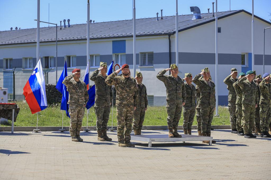 3_Tercio's tweet photo. El contingente esloveno de la Brigada Multinacional TF SVK conmemoró el Día de las Fuerzas Armadas con una ceremonia militar en MTA Lešť. 

Un homenaje al servicio, la dedicación y la unidad de los aliados en Eslovaquia.
#Legion https://t.co/vjMiE3iv32