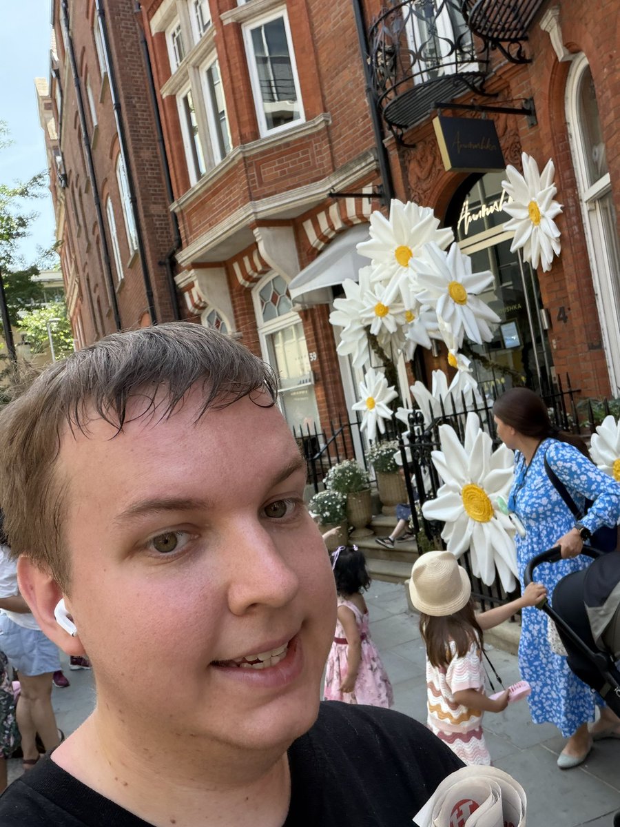 Cameron17Harris's tweet photo. Listening to Florescence and roaming Chelsea In Bloom is the perfect Sunday 🌼 . 

It was a good luck omen that I saw giant daisies too @maisiehpeters @HqMaisiePeters https://t.co/OkE73DWBGd