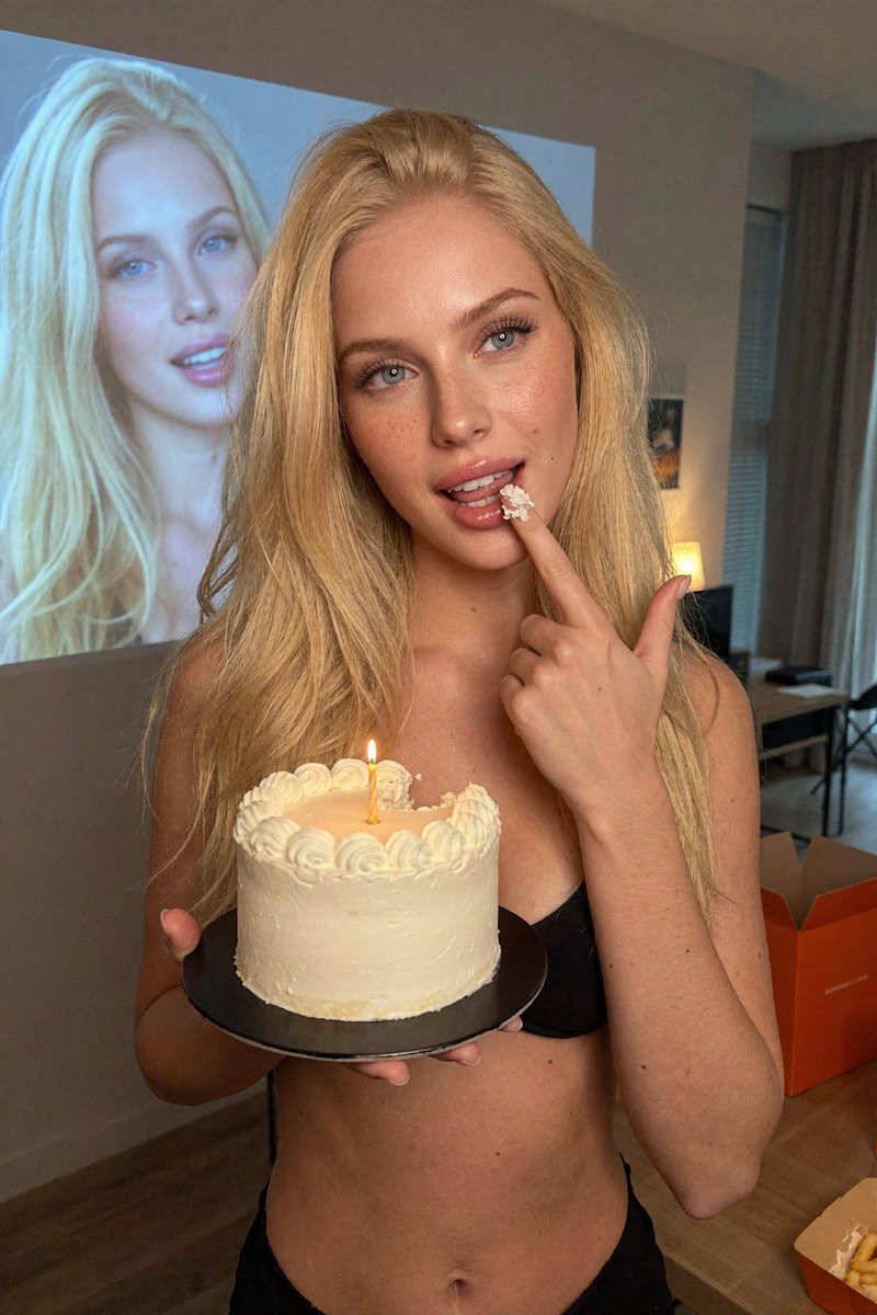 valenvukovic's tweet photo. Making a wish. 🎂🕯️ #Birthday #BirthdayCake #CelebrationMode #BirthdayGirl #PartyVibes https://t.co/RAgVOcQltc