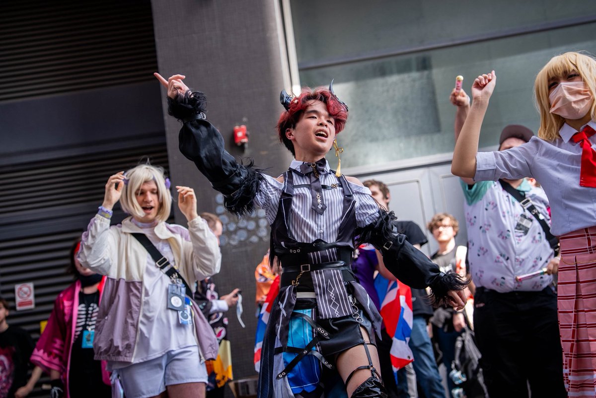 akira__cos22's tweet photo. MCM London @HololiveUKEC Meet &amp; Random Dance Circle Highlights🕺

My horn fell off doing Snake Eyes 🥹 https://t.co/pIolQNKTfl
