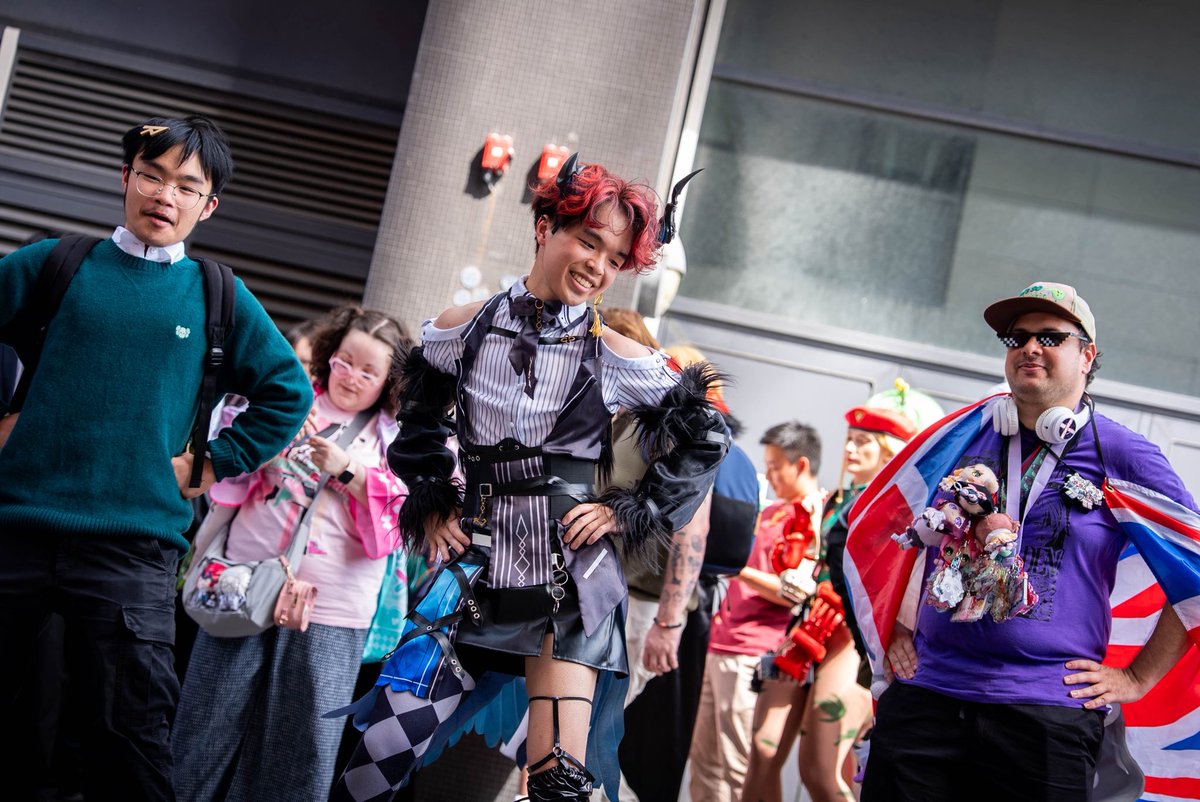 akira__cos22's tweet photo. MCM London @HololiveUKEC Meet &amp; Random Dance Circle Highlights🕺

My horn fell off doing Snake Eyes 🥹 https://t.co/pIolQNKTfl