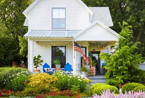 bpatrickremax's tweet photo. From design trends to deeper meaning, here’s why the American flag is becoming a thoughtful addition to homes right now. https://t.co/DX8JICfZb5 https://t.co/VRfOHTRwXC