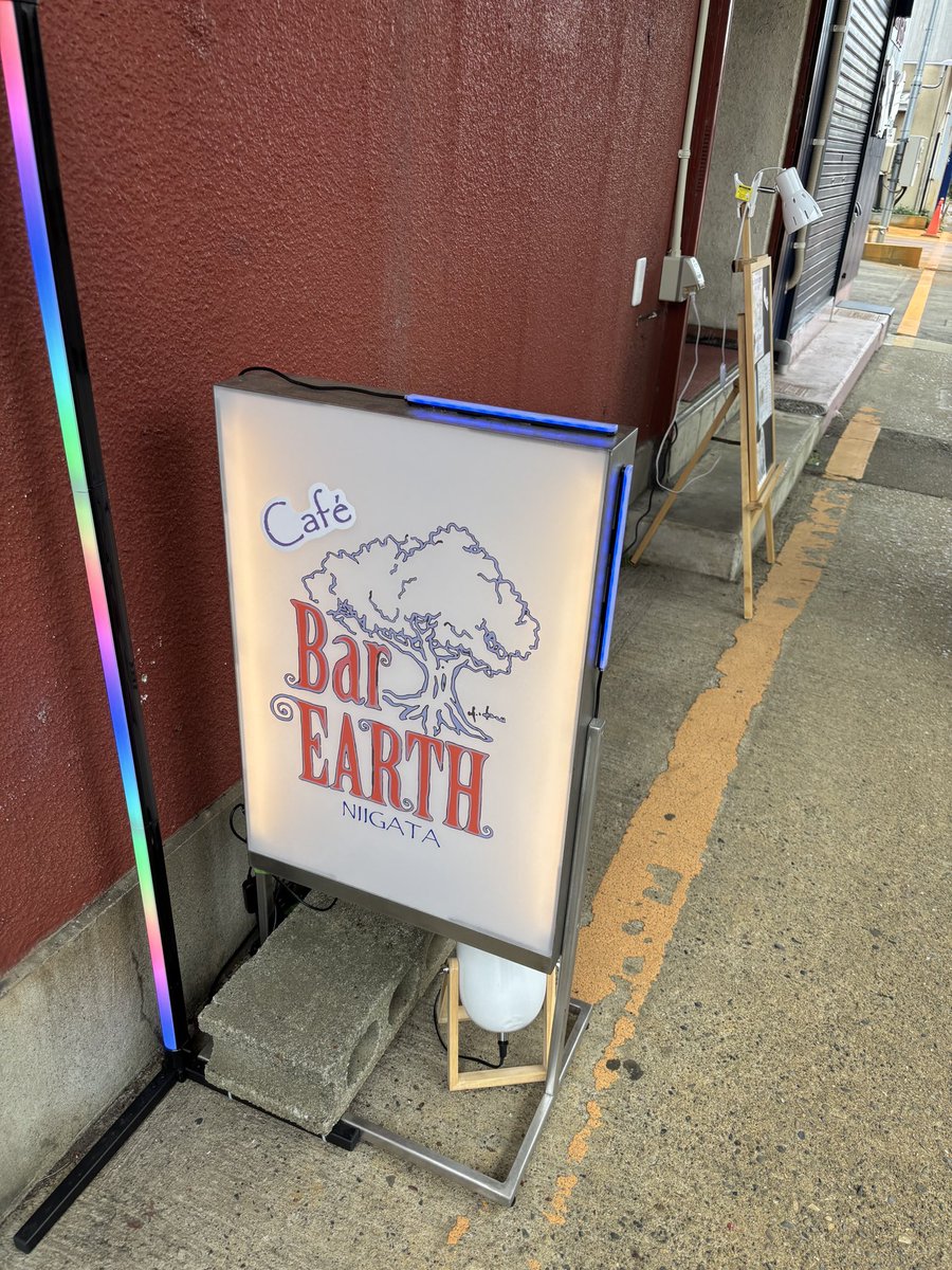 8pocchi2's tweet photo. ずっと行きたかったお店にやっと行けた
セカオワグッズに溢れてまるで宝箱に入ったような空間だった🪎
マスターとお話しするの楽しかった✨ https://t.co/sQTADy8mqk