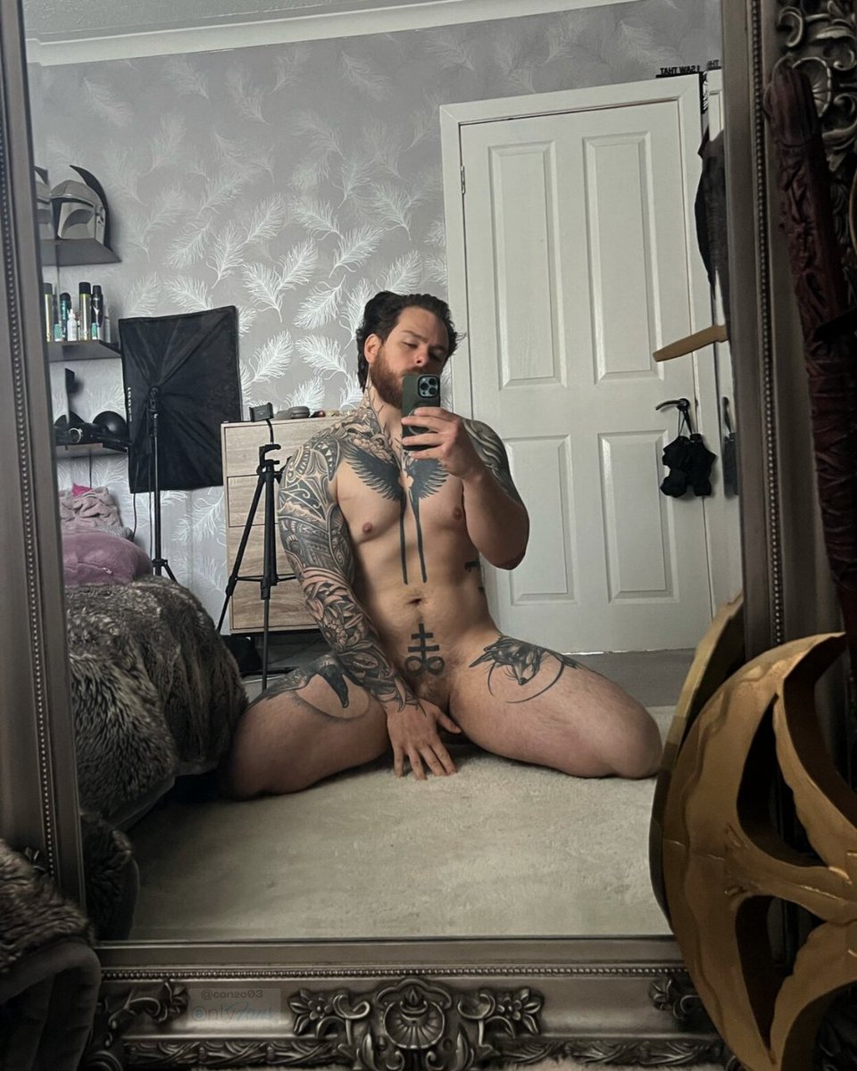 conzo0311's tweet photo. This has to be my go to pose but man is it hard on the ole knees https://t.co/9iw9WC4CB1