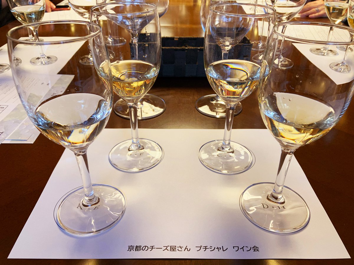 atari3's tweet photo. 赤白ワインのテイスティングで4種類ずつ飲み比べ。7時間飲み続ける。美味しいし楽しい。 https://t.co/ul4d2IfbPE