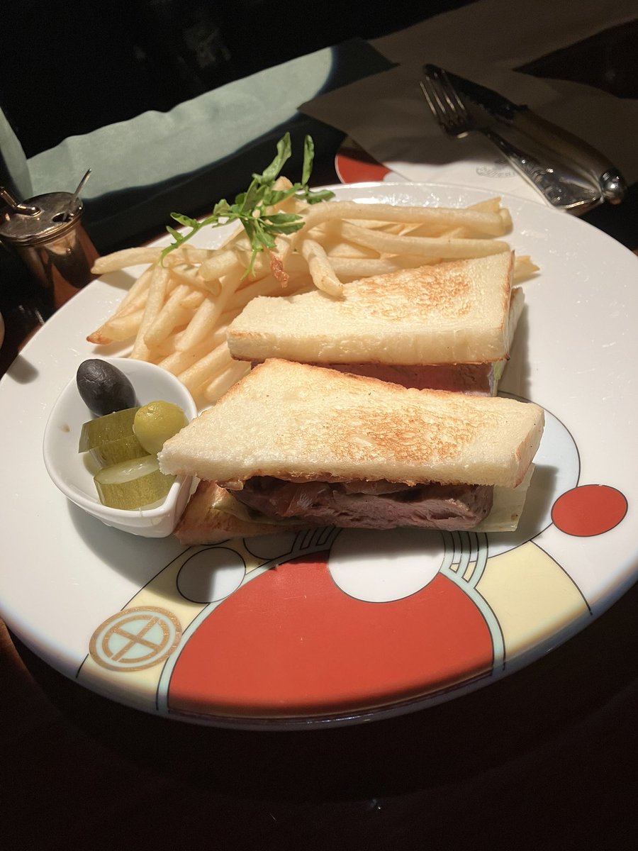 pikaryu's tweet photo. 帝国ホテル、オールドインペリアルバーのステーキサンド。地味な見た目ながら、お肉はしっとり、パンは主張し過ぎずお肉を引き立てる女房役的存在感。ちなみに、付け合わせのポテトは某M社の上位互換的旨さ🍟 https://t.co/En5Uy4K2cj