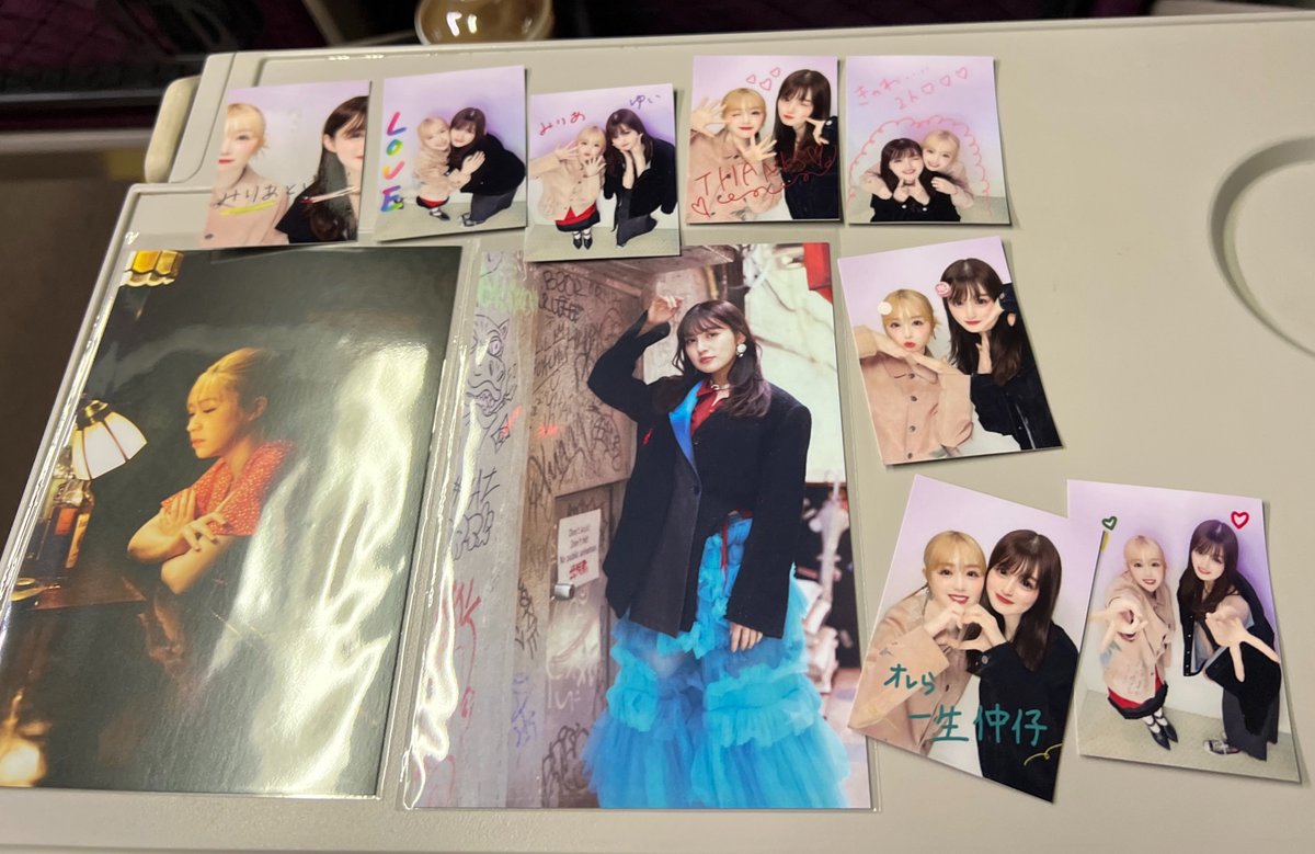 a_chan_cutegirl's tweet photo. どれも素敵なグッズで良きなのよ!
じーなのポストカード2つ購入しましたがその時のじーなの表情が忘れられませんわ〜
みり愛ちゃんと一緒に写真展を行ってるじーなは仲間なのよ!
#Esteem
#渡辺みり愛
#神志那結衣 https://t.co/w4VA79lPGt