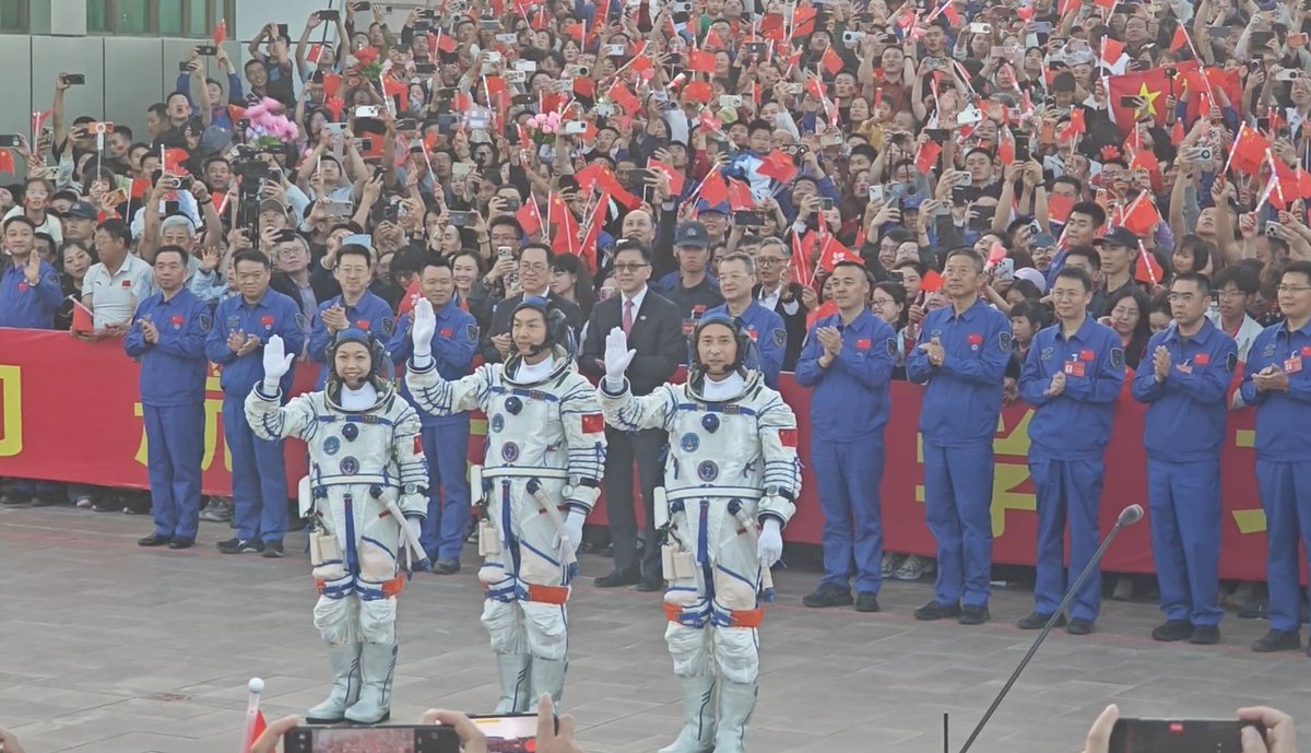 gsmbenavides's tweet photo. Lanzamiento de la misión tripulada Shenzhou-23 para @EFEnoticias Yo estuve aquí @ControlMision 😜🚀 https://t.co/NtqClgXC26