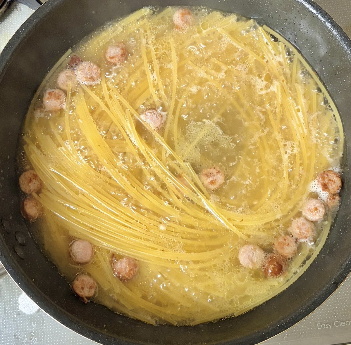 Howta07's tweet photo. これから仕事頑張るための気合いの夜食🍝
最近フライパンでパスタごと作っちゃうのが楽でハマってる https://t.co/lDEaWgoYZw