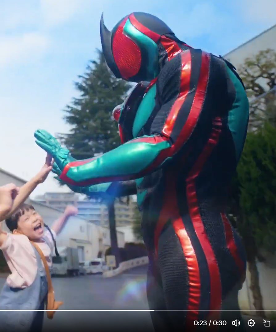 candlemagine's tweet photo. 知り合いが変なアカウント始めてて今これ(やたらムキムキの仮面ライダー) https://t.co/Vvkf53KQJQ