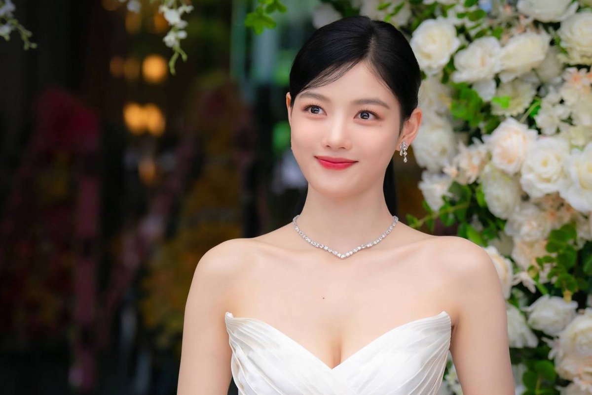 TheDataHubX's tweet photo. Most Beautiful Korean Actresses

1) Kim Yoo Jung  
2) Bae Suzy  
3) Kim Jisoo  
4) Lee Se Young  
5) IU  
6) Han Hyo Joo  
7) Kim So Hyun  
8) Song Hye Kyo  
9) Han So Hee  
10) Seo Yea Ji  
11) Park Shin Hye  
12) Kim Hee Sun  
13) Jeon Yeo Been  
14) Shin Min Ah  
15) Park Bo Young  
16) Park Eun Bin  
17) Song Ji Hyo  
18) Kim Ji Won  
19) Go Yoon Jung  
20) Park Min Young

Source: KingChoice