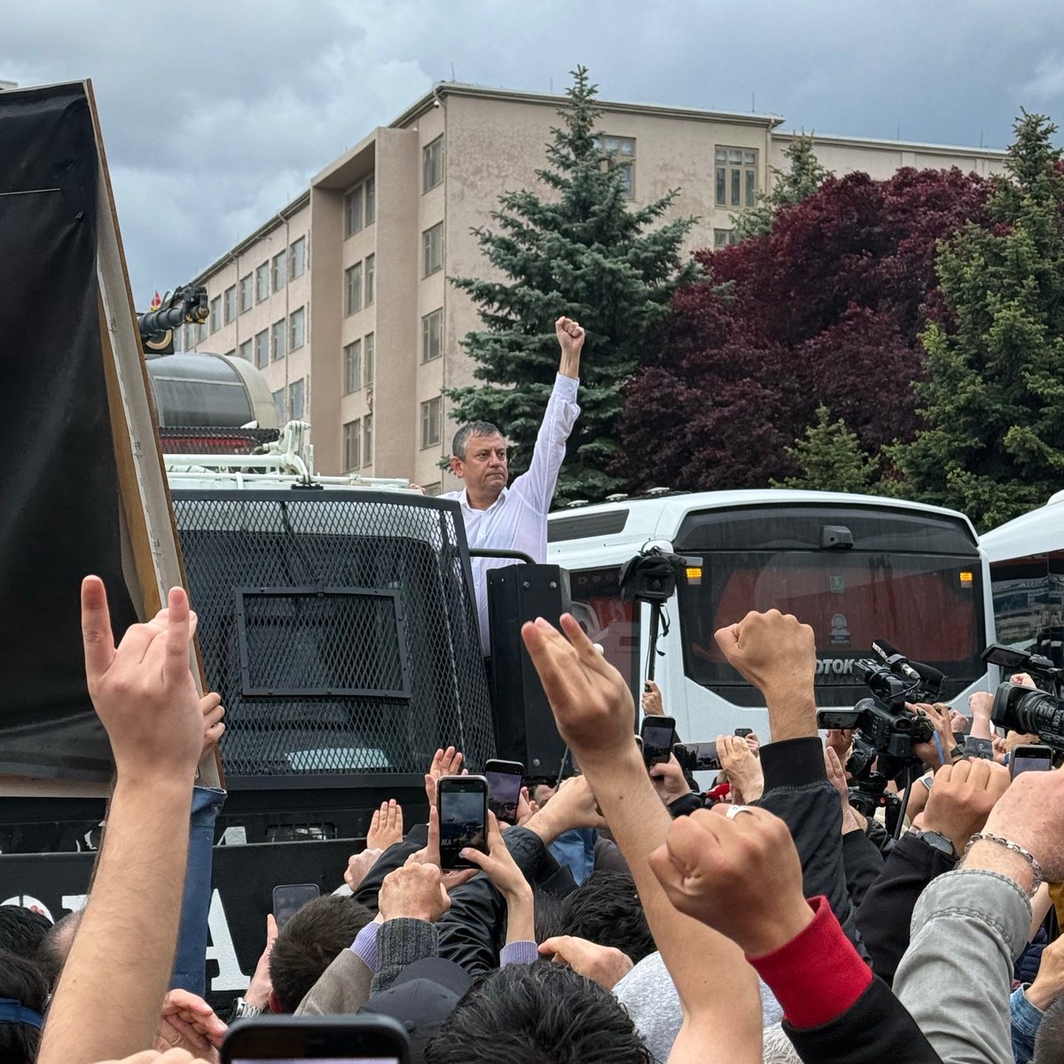 onedio's tweet photo. TBMM’ye yürüyen Özgür Özel, TOMA’ya tırmandı. https://t.co/ff8XUuBvBx