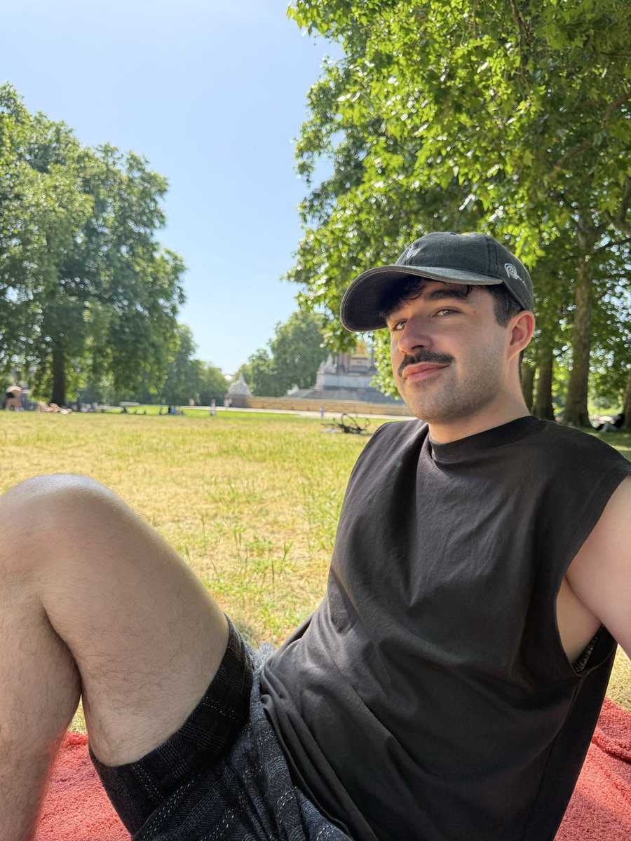 lewisexplotaba's tweet photo. Luv the London Sun! https://t.co/w5KfjHbpW6