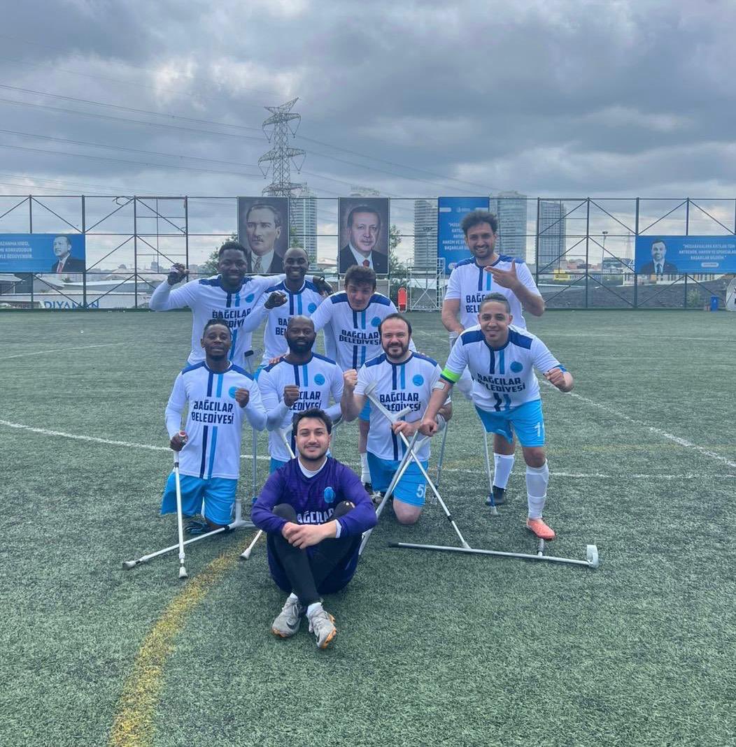 BagcilarBld's tweet photo. Galibiyet Haftası ☺️

Süper Lig’de mücadele eden Ampute Futbol takımımız ve Tekerlekli Sandalye Basketbol takımımız, bu hafta oynadıkları karşılaşmalardan galibiyetle ayrıldı. 

Ampute Futbol takımımız, İzmir B.B takımını 3-0 mağlup etti. Tekerlekli Sandalye Basketbol takımımız ise Balıkesir B.B takımını 72-55’lik skorla geçti. 🏀⚽️

Play-Off müsabakalarında Galatasaray ile karşılaşacak olan basketbol takımımıza başarılar diliyoruz.