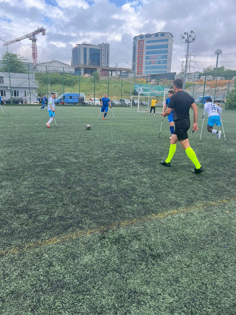 BagcilarBld's tweet photo. Galibiyet Haftası ☺️

Süper Lig’de mücadele eden Ampute Futbol takımımız ve Tekerlekli Sandalye Basketbol takımımız, bu hafta oynadıkları karşılaşmalardan galibiyetle ayrıldı. 

Ampute Futbol takımımız, İzmir B.B takımını 3-0 mağlup etti. Tekerlekli Sandalye Basketbol takımımız ise Balıkesir B.B takımını 72-55’lik skorla geçti. 🏀⚽️

Play-Off müsabakalarında Galatasaray ile karşılaşacak olan basketbol takımımıza başarılar diliyoruz.