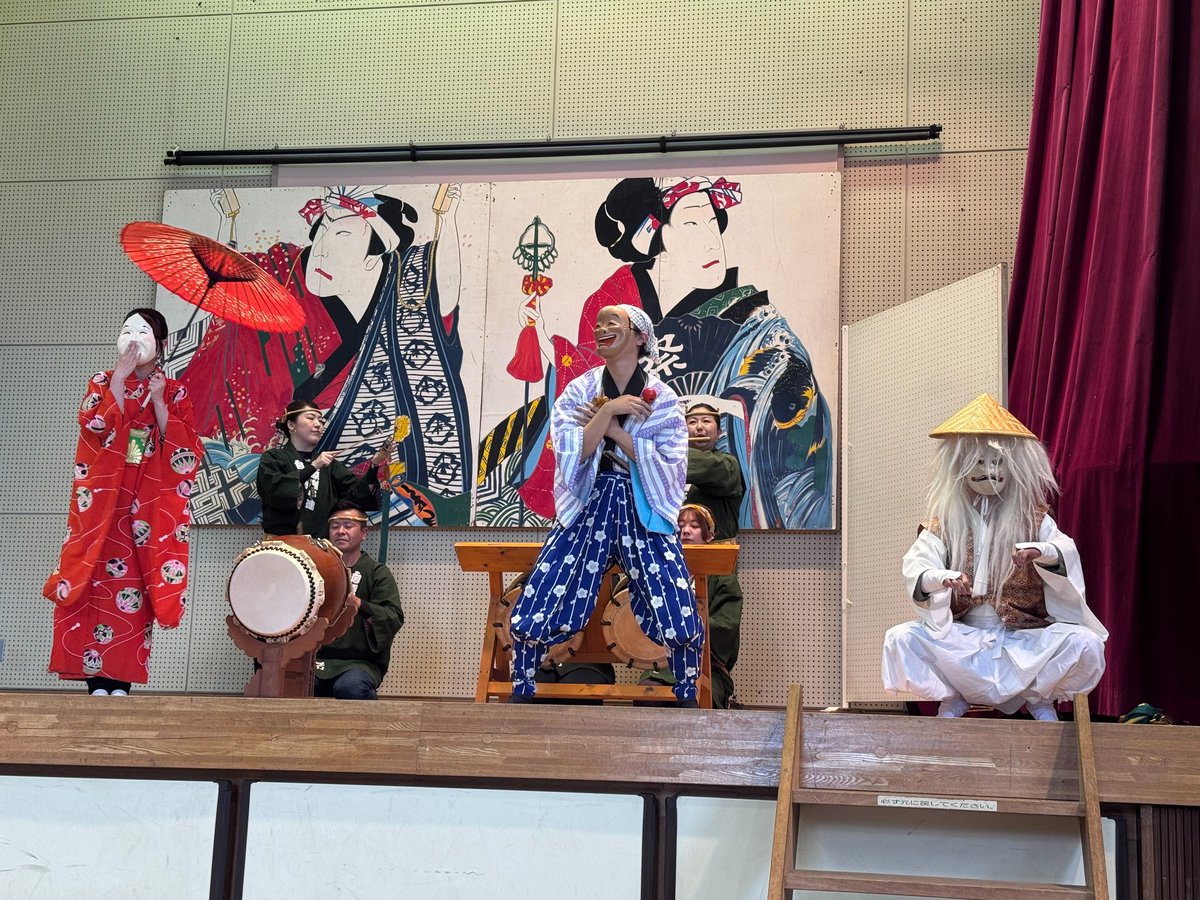 megamyu2's tweet photo. 今日はお囃子の日🏮
子どもの頃からうん十年…

舞台では初の鐘担当でした🙆（いつもは太鼓大小が多い）

かんざしは初おろしの @comate_iyao さんの✨🦋 https://t.co/Bo1DrBHmvQ