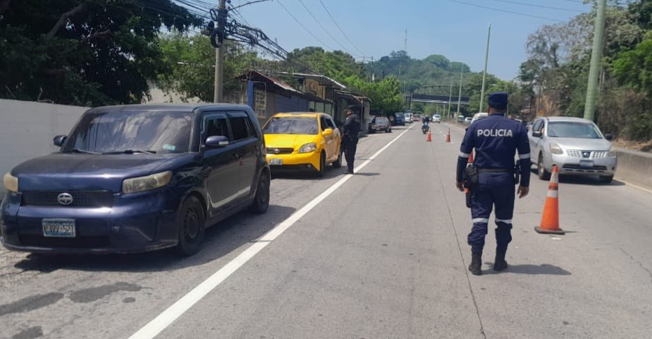 PNCSV's tweet photo. 🫡 Mediante patrullajes y verificación de documentos prevenimos delitos en colonias, comunidades y carreteras.

Nuestro compromiso es con la población honrada.

#PlanControlTerritorial https://t.co/ZanFfneZZr