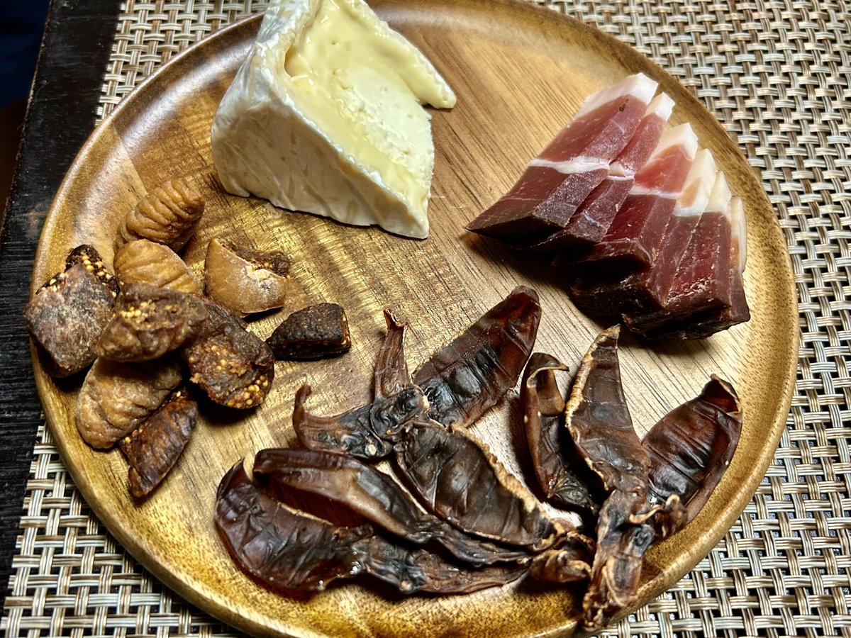 aptom_desu's tweet photo. 本日の日本酒様は油長酒造さんの
風の森 ALPHA9 風と火との縁
日本酒とは一風変わった甘い香りと旨味が心地よいね🍶
好きなツマミ達を並べて乾杯 https://t.co/R6va9J5EuQ