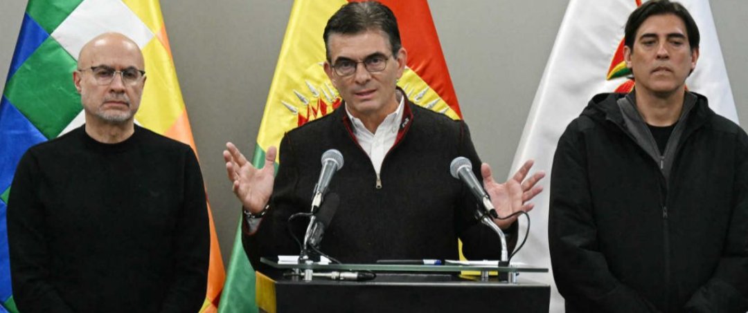 CenLinea's tweet photo. "Por primera vez la movilización exige la renuncia del Presidente Rodrigo Paz y es bien radical" @lucianajauregui analista política en @CenLinea https://t.co/LuspZ6dFhc