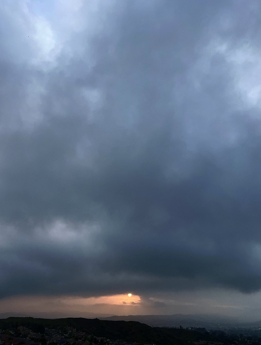 mlzema's tweet photo. Good Morning From #SoCal! 
#SundayMorning #Sunrise #Sun #Sky #SkyPhotography #Spring #May #Sunday #MayGrey #MayGray https://t.co/bpDVMoNwRy