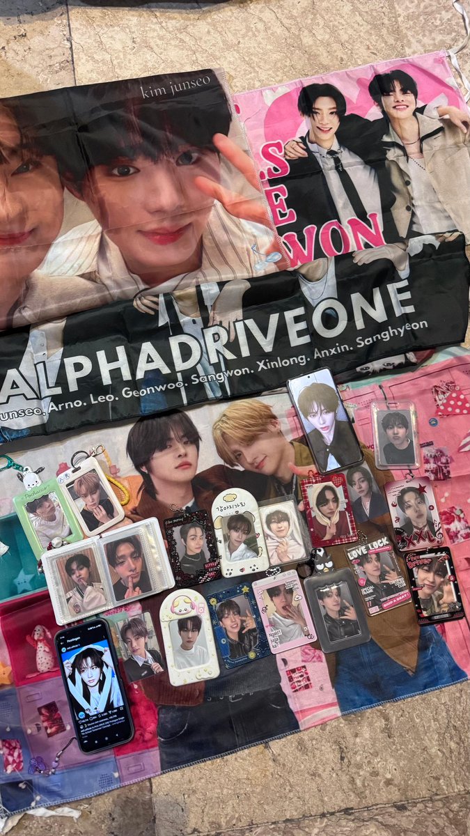 fluttergeonseo's tweet photo. GOBYOS KABEH😭😭😭😭😭 thank u sm allyz surabaya sudah mau MENGELUARKAN KHODAM BERSAMA😭🫶🏻 nama boleh princess tp kelakuan jangan ditanya😭😭💓🫶🏻⭐️ @allyzstudious https://t.co/cz40UTXofi