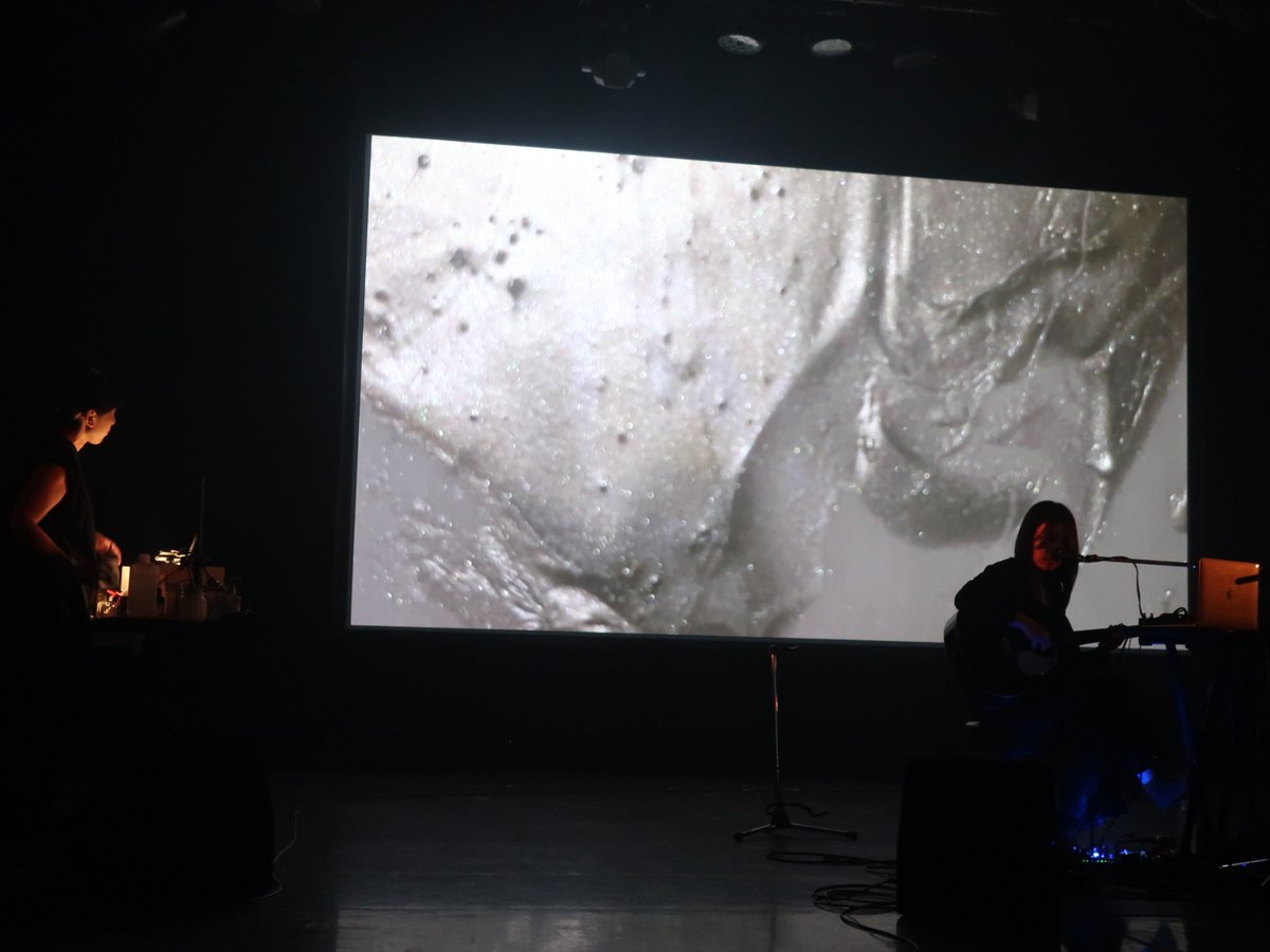 gourmandminzoku's tweet photo. marucoporoporo、演奏素晴らしかった。めっちゃ雰囲気ある。

そして映像演出がこれまた素晴らしかった。シンプルな仕組みだけど、工夫とセンスが凄い。ずっと見ていられる。 https://t.co/nbFTdzJ1AP
