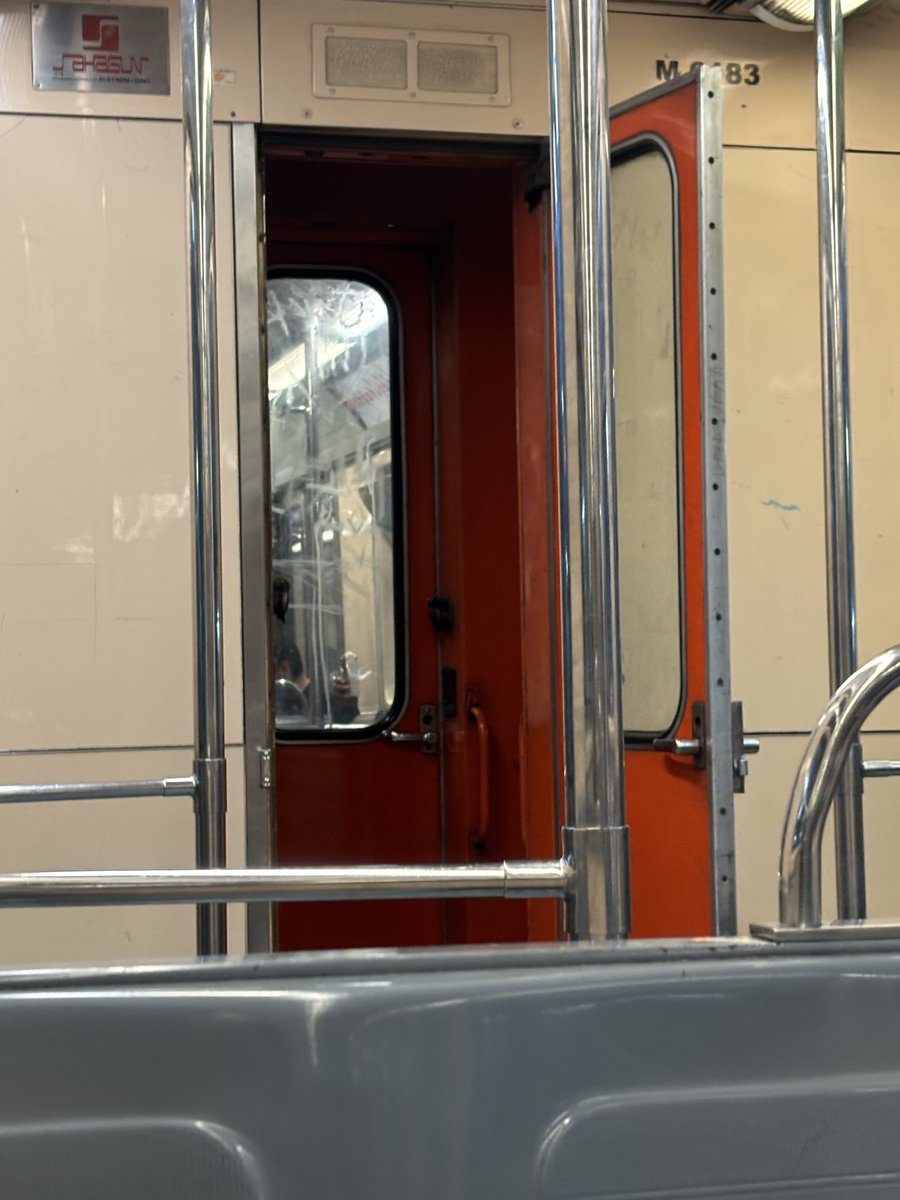 daniela_rov's tweet photo. @MetroCDMX oye metro en el vagón M0183 en la línea roja se abre esta puerta y no se puede volver a cerrar pq creo que está rota je, me dio un pinche susto casi m da algo checa eso 💔 https://t.co/zgcXSMn2uV