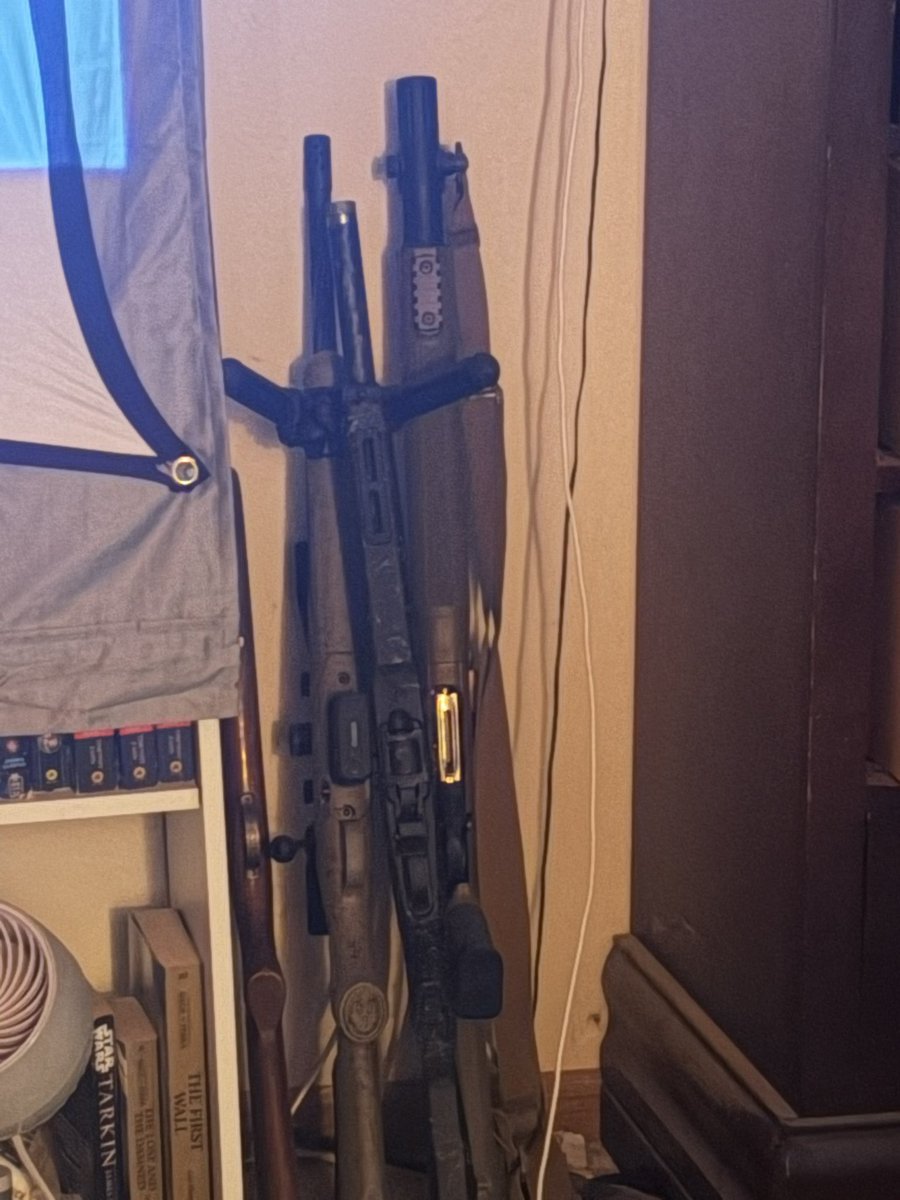 Namesarehard311's tweet photo. @japan_nobunaga I have 4 guns in my bedroom right now it’s very common to see guns here in the U.S. https://t.co/VIczkE0eZB