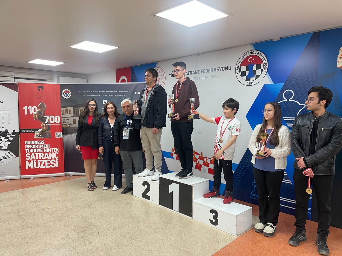 tsfresmi's tweet photo. 1.Akın Gökyay Müzeler Haftası Anı Satranç Turnuvası Sona Erdi

Merhum Akın Gökyay anısına düzenlenen ve gelenekselleşmesi planlanan 1. Akın Gökyay Müzeler Haftası Anı Satranç Turnuvası, 23-24 Mayıs 2026 tarihlerinde Türkiye Satranç Federasyonu Ulus Binası’nda gerçekleştirildi. İki gün süren turnuva, ödül töreniyle sona erdi.

Ödül törenine; Gökyay Vakfı Yönetim Kurulu Başkanı Beyhan Ulukan, Gökyay Vakfı Yönetim Kurulu Başkan Yardımcısı ve Vakıf Yöneticisi Duygu Nur Sapaz, Gökyay Vakfı Spor Kulübü Başkanı Hasan Yazıcı, Turnuva Direktörü Kübra Altun, Turnuva Başhakemi FA Celal Aydın hakemler, sporcular ve veliler katıldı.
Turnuvada kategorilerine göre dereceye giren sporcular şöyle oluştu:

🌟A Kategorisi
(Genel)
1.Yusuf Eren Kavri
https://t.co/dcNgAtmm5U Teoman Güney Ersöz
https://t.co/l1hXukAwBO Burak Özalp
En İyi Kadın
Seda İrem Kibrit

En İyi Gökyay Vakfı Sporcusu
Meriç Zeynel Aker
 
🌟B Kategorisi
(Genel)
1.Burak Ellialtı
2.Mehmet Yaşar Kahya
3.Etka Selim Akyıl
10. Yunus Emre Polat
20. Cem Yıldırım

En İyi Kadın
Feriha Deniz Sarıkaya
En İyi Gökyay Vakfı Sporcusu
Tuncer Kaan Öztürk
 
🌟U12 Kategorisi
(Genel)
1.Alperen Gökçe
2.İsmail Göriş
3.Eymen Sandıkçı
4.Ahmet Ediz Güler
5.Mete Metin
6.Elif Eren
7.Ömür Nedim Yavaş
8. Ahmet Emir Kahraman
9. Arhan Ege Turgut
10. Ege Muslu
20. Ela Öz
30. Eva Bilge Özer
40. Sezer Ali Karakaş

En İyi Kadın
Eliz Eren
En İyi Gökyay Vakfı Sporcusu
Buğra Dalkıran
En İyi Gökyay Vakfı Kadın Sporcusu
Bilge Gökçe Kocaer

Turnuvada derece alan tüm sporcularımızı tebrik ediyoruz. Türk kültürü, koleksiyonerlik ve satranç dünyasına önemli katkılar sunan merhum Akın Gökyay’ı saygı ve rahmetle anıyor; adını yaşatmak amacıyla düzenlenen bu anlamlı organizasyonun geleneksel hale gelmesini temenni ediyoruz.

Chess Results: https://t.co/vLBQgx3fAX

@GokyaySatrancM