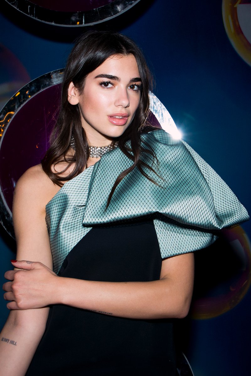 TamgaSanat's tweet photo. Dua Lipa’nın 2026’daki öne çıkan adımları:

🔸Samsung’a dava açtı.

🔸 İsrail’i desteklediği gerekçesiyle Disney ve HBO ile ortaklık tekliflerini reddetti.

🔸Coca-Cola ile ortaklığı reddetti.

🔸 Jeffrey Epstein’ı alenen eleştirdi.

🔸 İsrail bağlantısı nedeniyle 3 farklı şirketle sözleşmesini feshetti.

🔸 Filistin ve Ukrayna için bağış kampanyası düzenledi.

🔸 Babasıyla birlikte bir hayır kurumu kurdu.