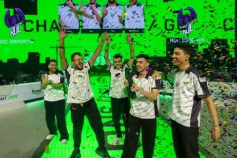 AriyEsport's tweet photo. 📸 صور من لحظات تتويج فريق «روك» @esports_ROC 🟣
بعد تحقيقه لقب بطولة #CODBlackOps7 🏆 https://t.co/JsO9j4KiE5