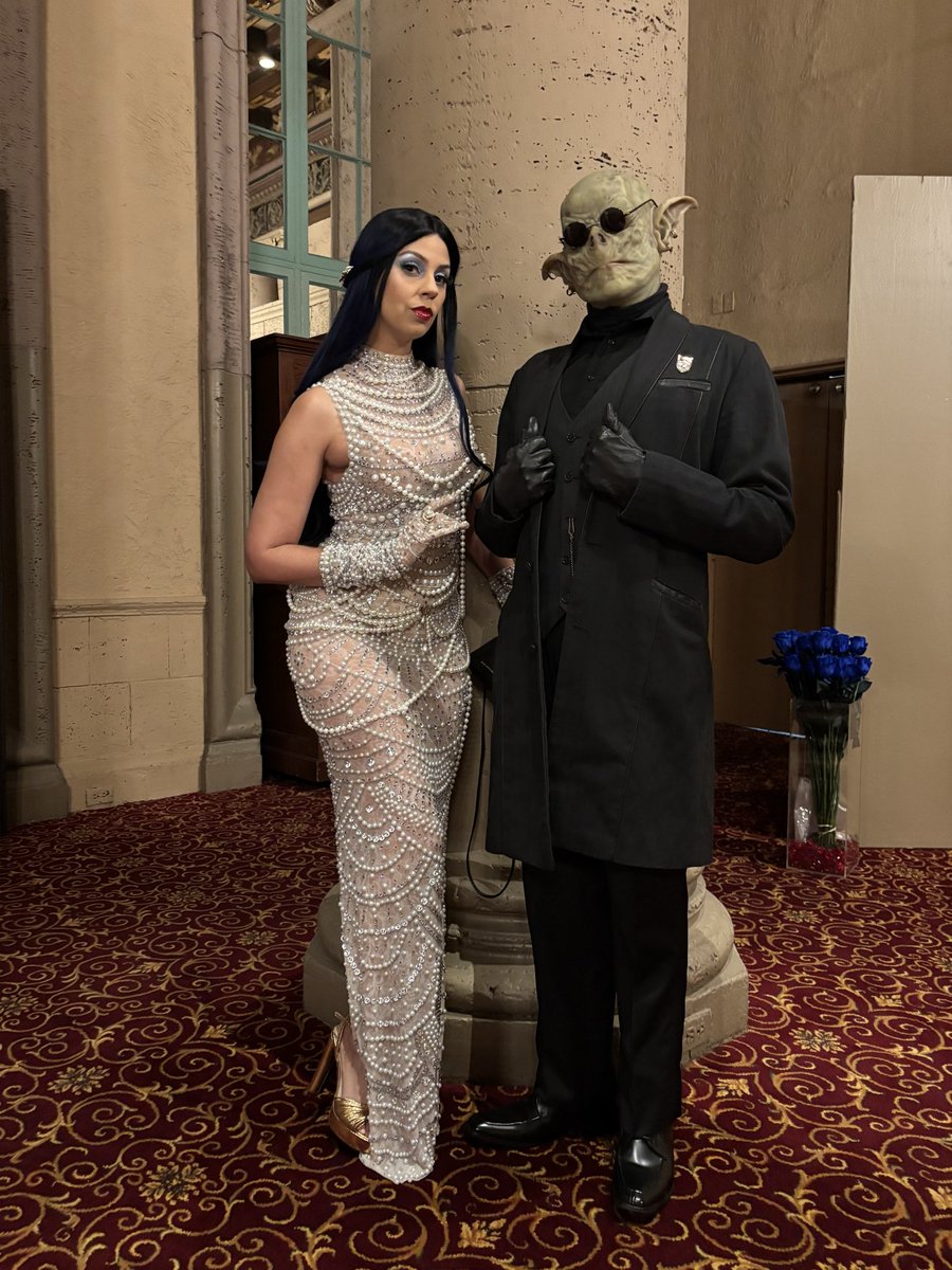 Mark_Meer's tweet photo. 🦇 The Kindred gathered at the Biltmore Hotel last night for @DarknessEmergnt! It was my privilege to play Calebros of Clan Nosferatu in the company of @erikaishii @BDaveWalters @Cyndancer @vampiresnvino  @Luiscarazo @Xanderrific &amp; more!

🩸 My mask by @ImmortalMasks 

#Vamily https://t.co/pclfOQg60j