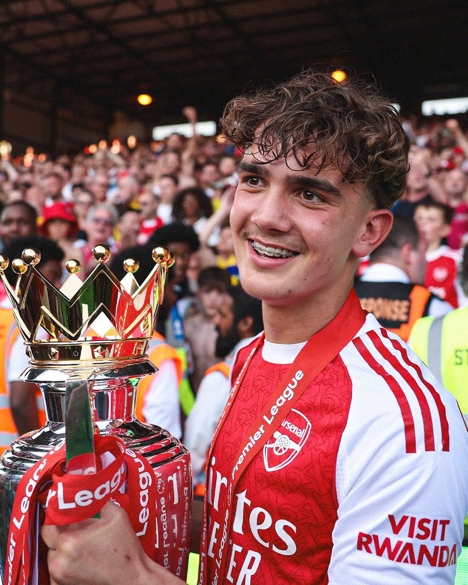 simplyforlah's tweet photo. This one finish WAEC on Thursday kon lift PL trophy on Sunday. He's living Bruno's dream man 🥹😌 https://t.co/zUJ7a7tB6P