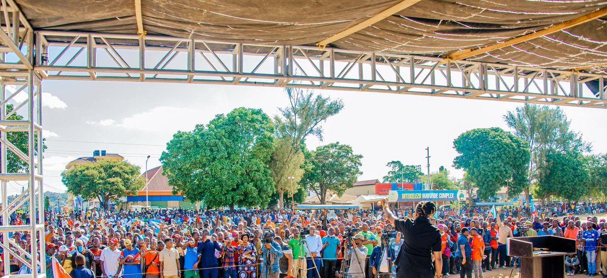 BrendaRupia's tweet photo. Asanteni sana wananchi wa Dodoma. Hakika hamjatuangusha, nasi hatutawaangusha. Mmetupokea kwa mapenzi makubwa sana, jambo linalodhihirisha kuwa mna kiu ya mabadiliko ya kweli, Haki, Katiba Mpya, pamoja na kumuona Mwenyekiti wetu akitolewa gerezani bila Masharti yoyote.

Tuendelee kuchangia kwa ajili ya harakati hizi kupitia TONETONE:
Namba: 0744 446969
Jina: CHADEMA HQ

Mwenyezi Mungu awabariki sana.

ASANTENI SANA DODOMA.