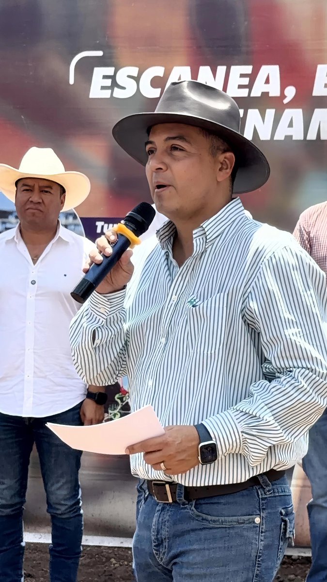 SEGOB_Queretaro's tweet photo. 🌽🌽Inaugura Eric Gudiño “Campirino, el laberinto de maíz” más grande del Bajío 

El secretario de Gobierno, @Eric_gudino, encabezó la inauguración de "#Campirino, el laberinto de maíz” más grande del Bajío, quien reconoció a este proyecto como único en su tipo, al ser una nueva atracción agroturística alineada con la visión que tiene el @MpioHuimilpan en torno al turismo y al desarrollo.

Dirigido por Óscar Larrondo Cepeda, este proyecto consiste en un laberinto construido en una superficie de dos hectáreas, 📍ubicado en Cañadas del Valle, por lo que el funcionario estatal destacó que @gobqro será un aliado de este tipo de iniciativas, que traen beneficios al estado y al municipio, además de reconocer el trabajo que se ha realizado para su apertura, la cual, indicó, se consolidará como uno de los principales atractivos de esta región.

#AquiContigo