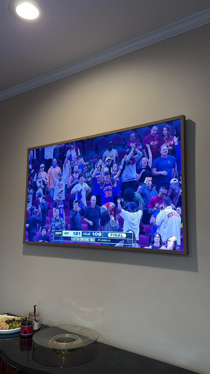 NYKnicks_Media's tweet photo. Had to put the highlight of the game last night on loop during my Niece’s birthday party

I can’t stop watching https://t.co/IXRCvkYmPL