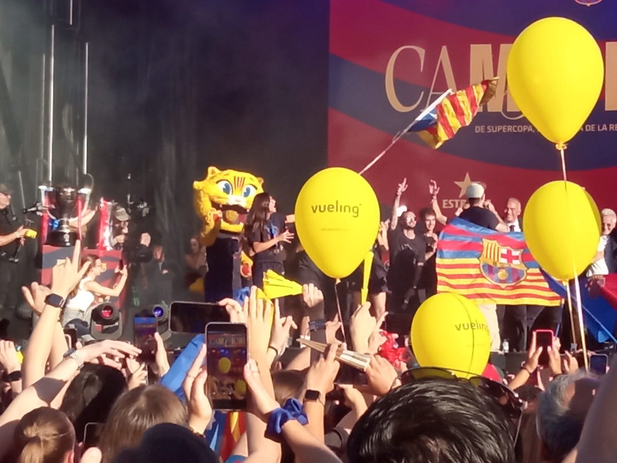 Puicinacional's tweet photo. Felicitem al @FCBfemeni per la seva victòria ahir i la gran temporada, així com agraïm que les jugadores hagin onejat una estelada avui durant la celebració ✊🏻 https://t.co/XUnff4xnsN